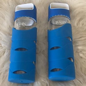 NEW Not used set of 2 sleek leak proof water bottles with silicon sleeves hook